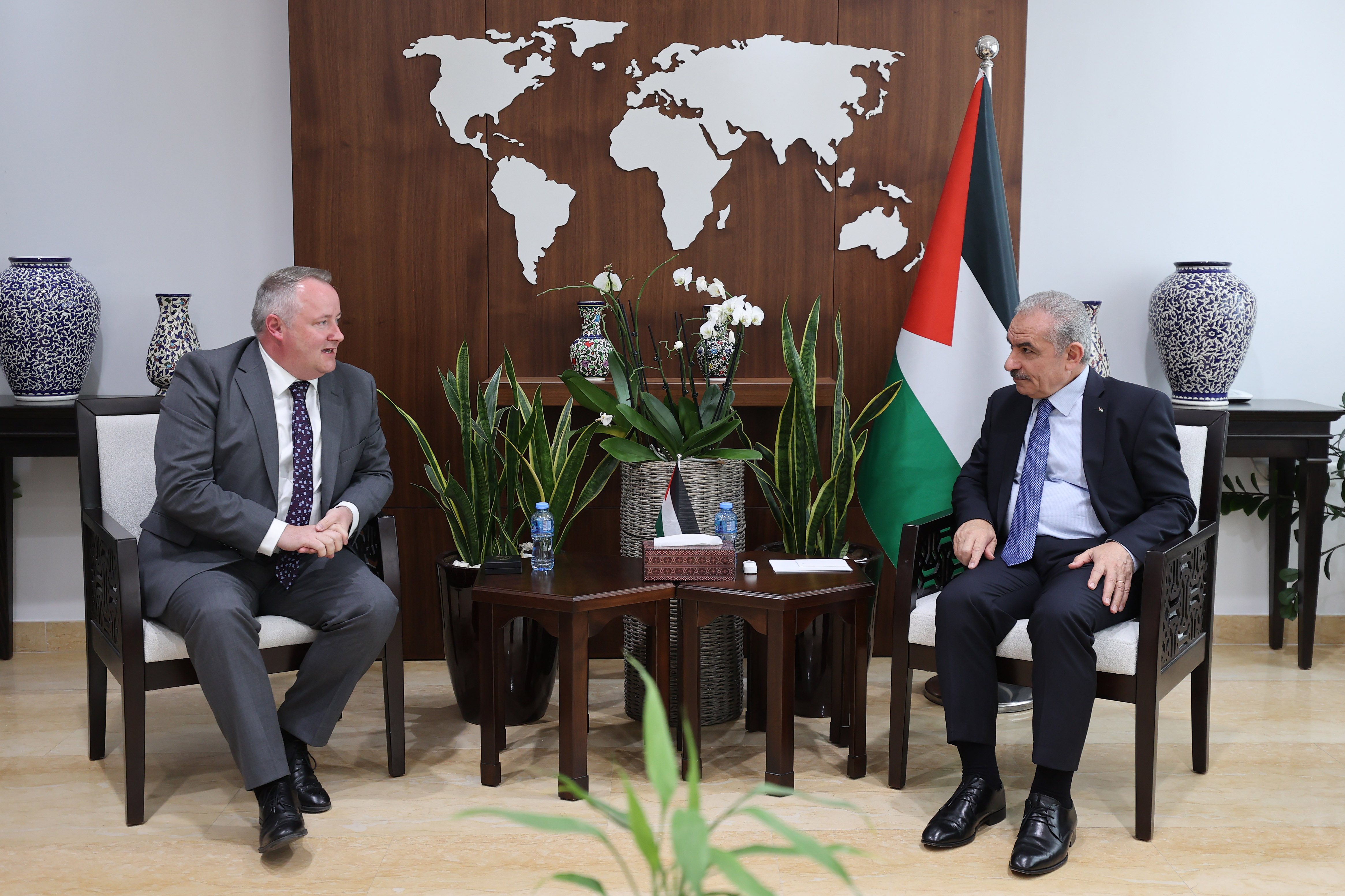 اشتية خلال لقائه عضو البرلمان البريطاني عن مقاطعة ويلز دارين ميلر